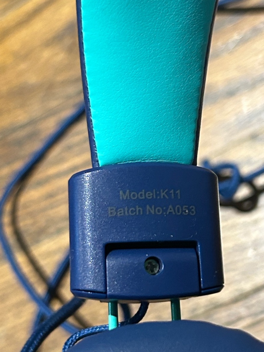 Over-Ear Wired Headphones in Teal and Navy - Comfortable Sound - Picture 7 of 9